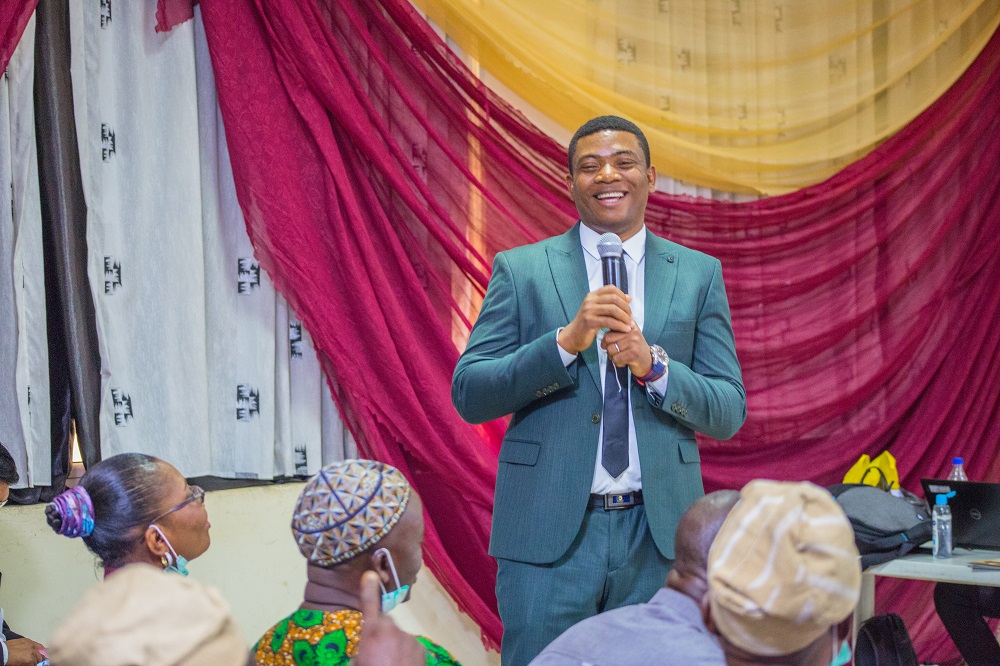 rmsi_country_staff_mr._odusina_adewuyi_explaining_the_workings_of_the_flood_early_warning_system_in_yoruba_language_to_the_participants.